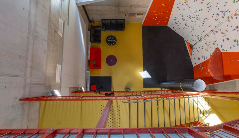 Et rom med en klatrevegg i midten.
