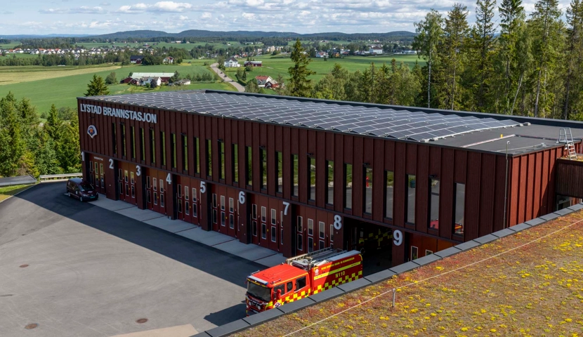 En brannbil parkert foran en bygning.