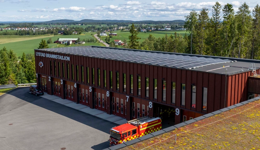 En brannbil parkert foran en bygning.