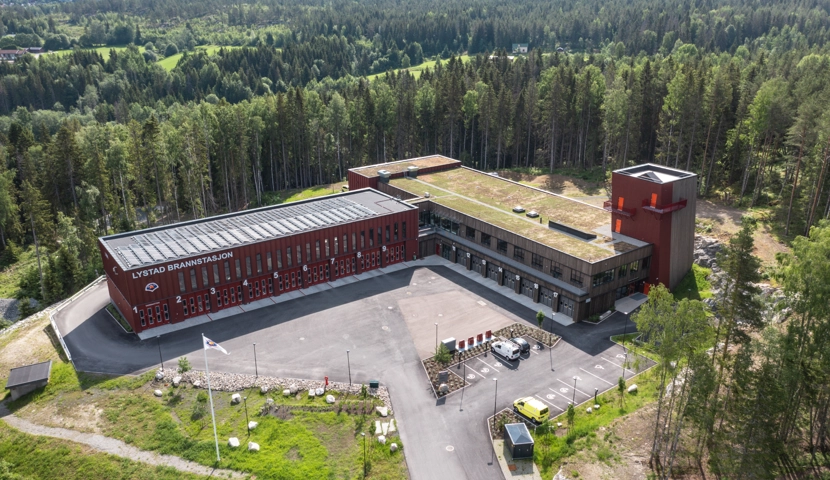 Et luftfoto av Lystad brannstasjon