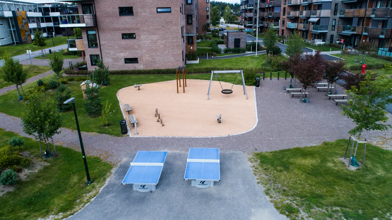 Et luftfoto av en lekeplass i et boligområde.