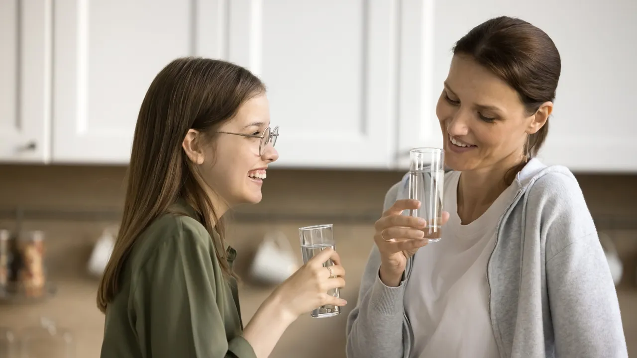 Mor og datter med vannglass.
