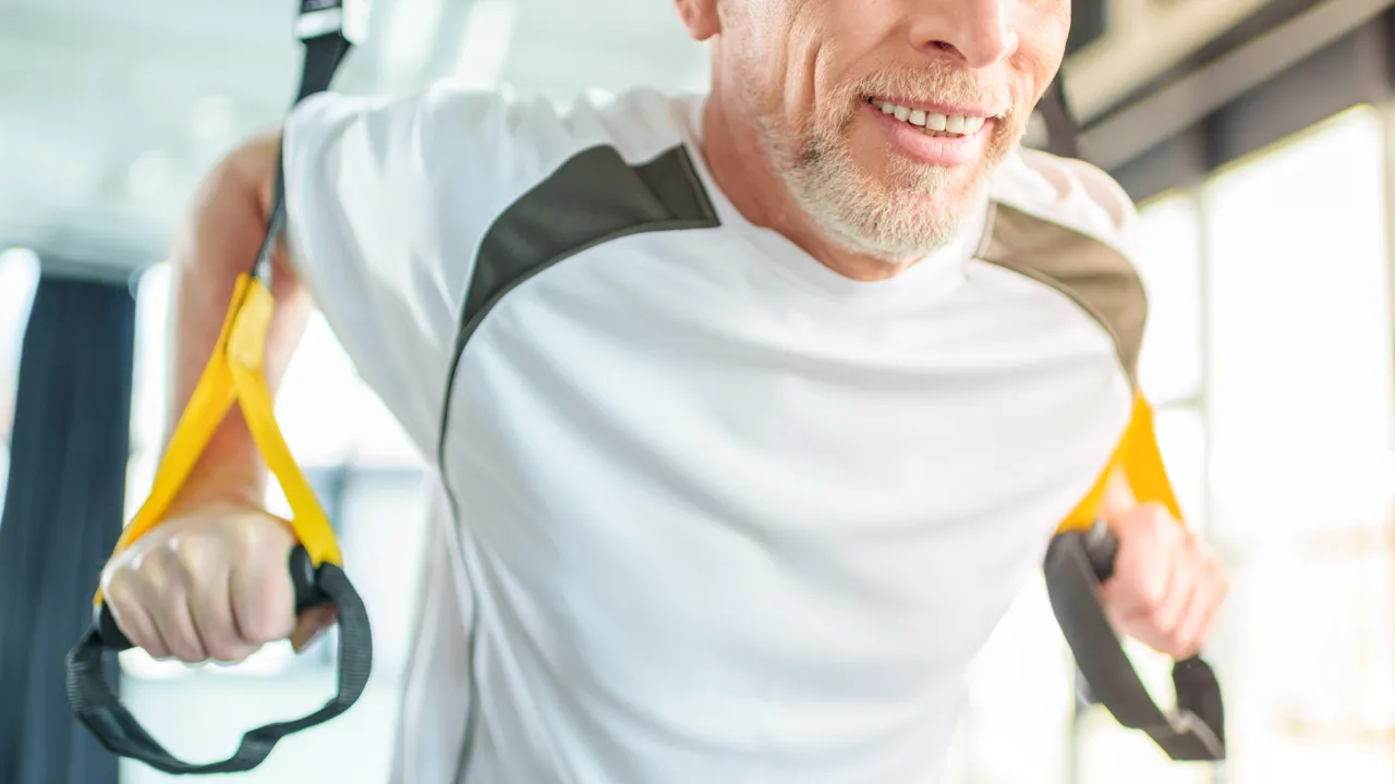 En mann som holder et par treningsapparater.