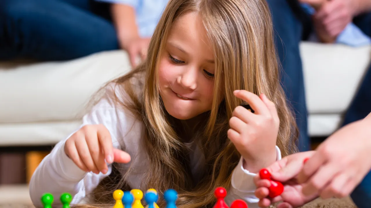 Jente spiller brettspill