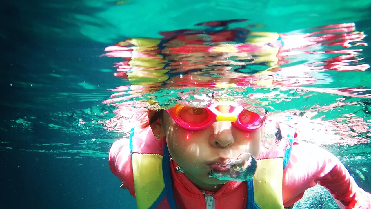 Person dykker under vann