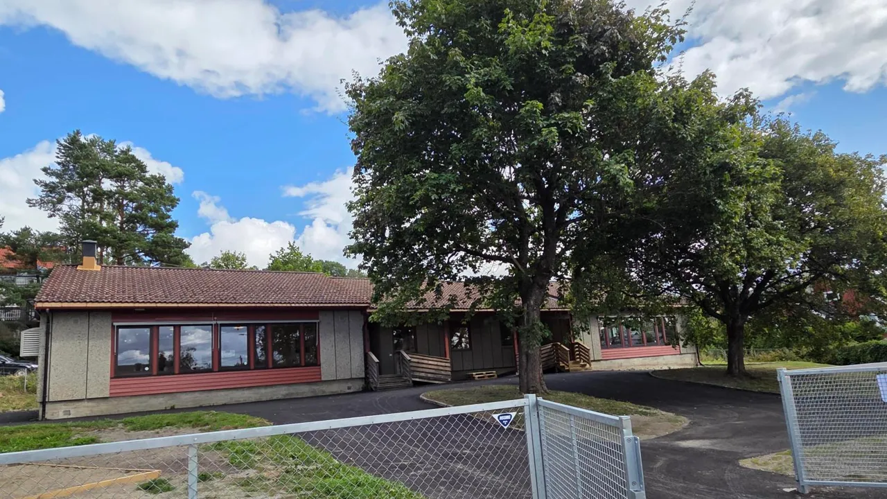 En bygning med en etasje og stort uteområde.