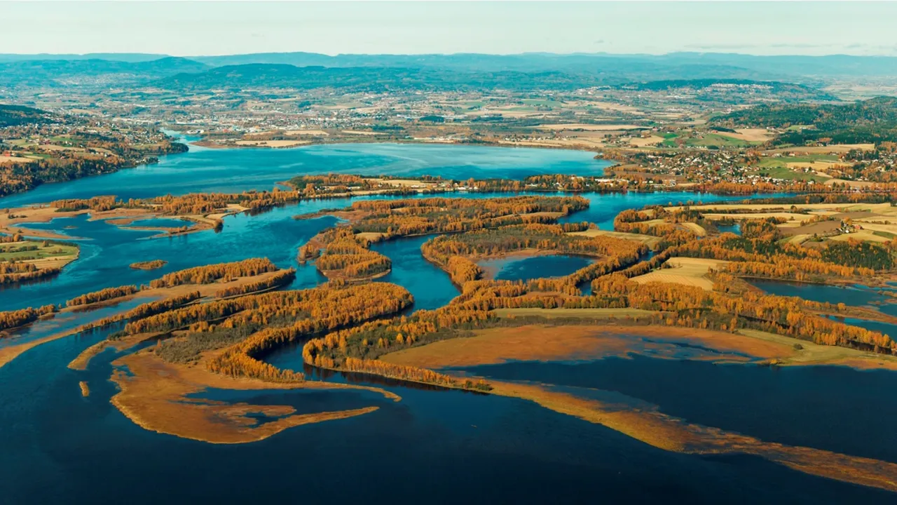 Stort oversiktsbilde over vannveier, jorder og skog