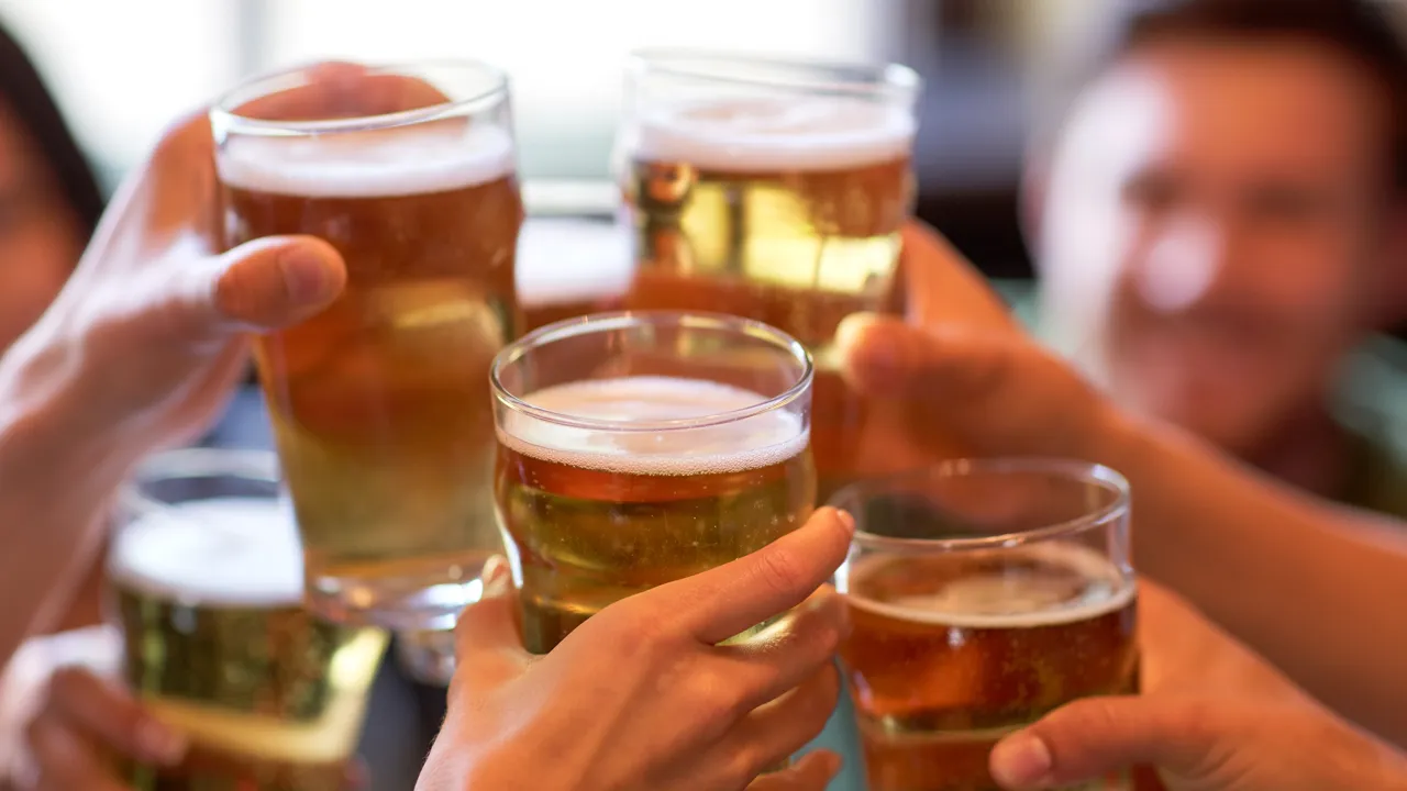 Fire glass med øl som skåler