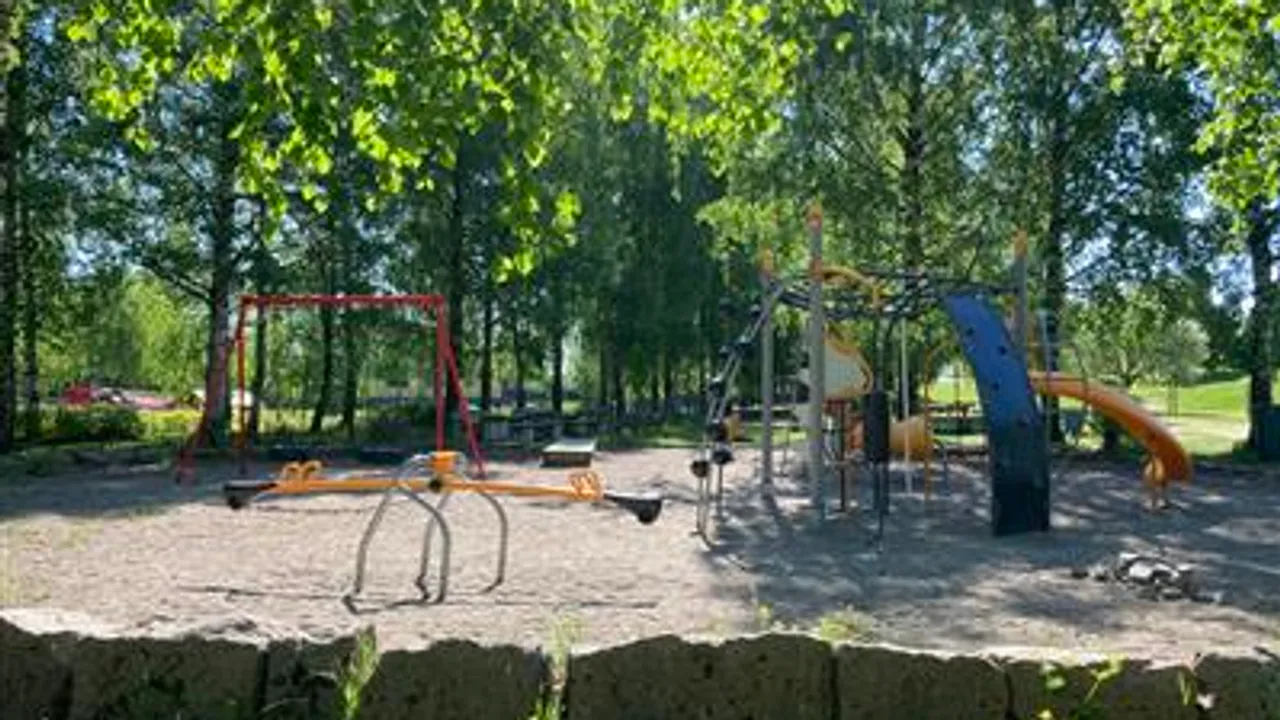 En lekeplass i en park med et huskesett.