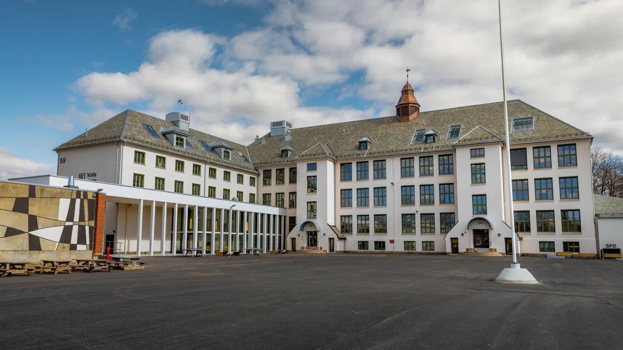 Fotografi av oppusset Volla skole.