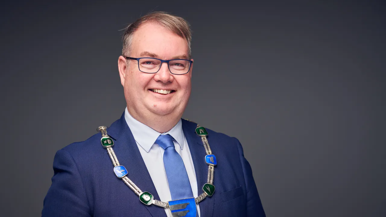 Et bilde av ordfører Kjartan Berland.
