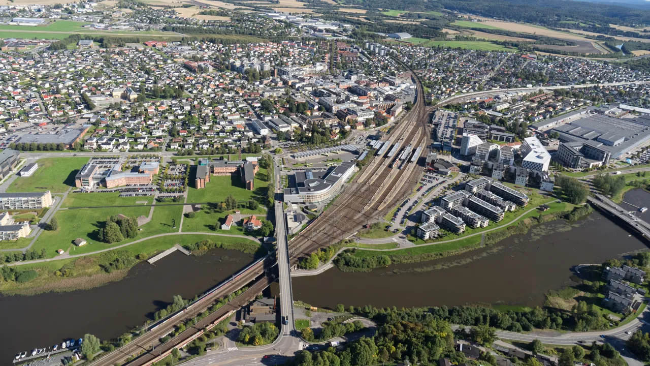 Et flyfoto av Lillestrøm by og Nitelva.