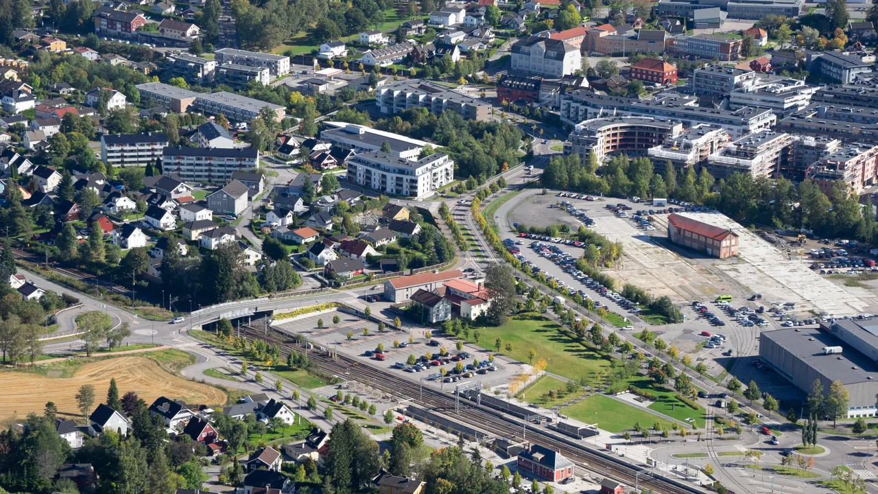 Luftfoto av anleggsplass midt i boligområde