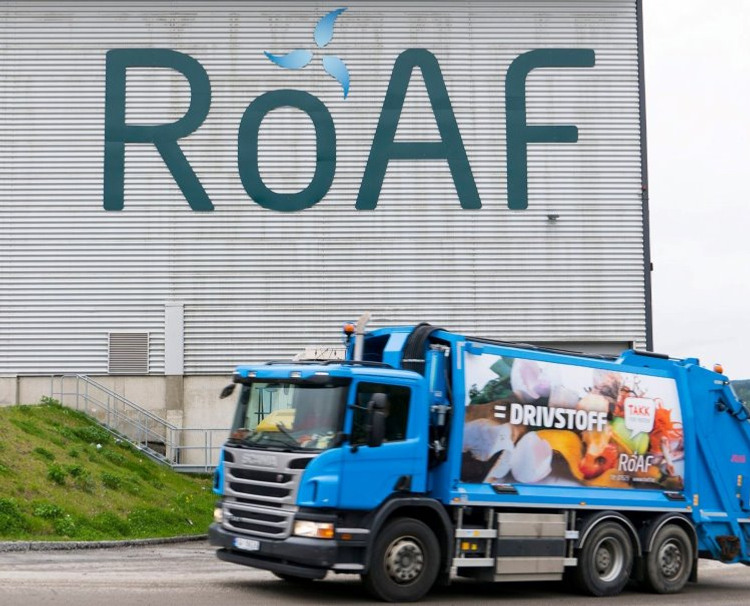 Bilde av renovasjonsbil fra ROAF foran sorteringsanlegget på Bøler