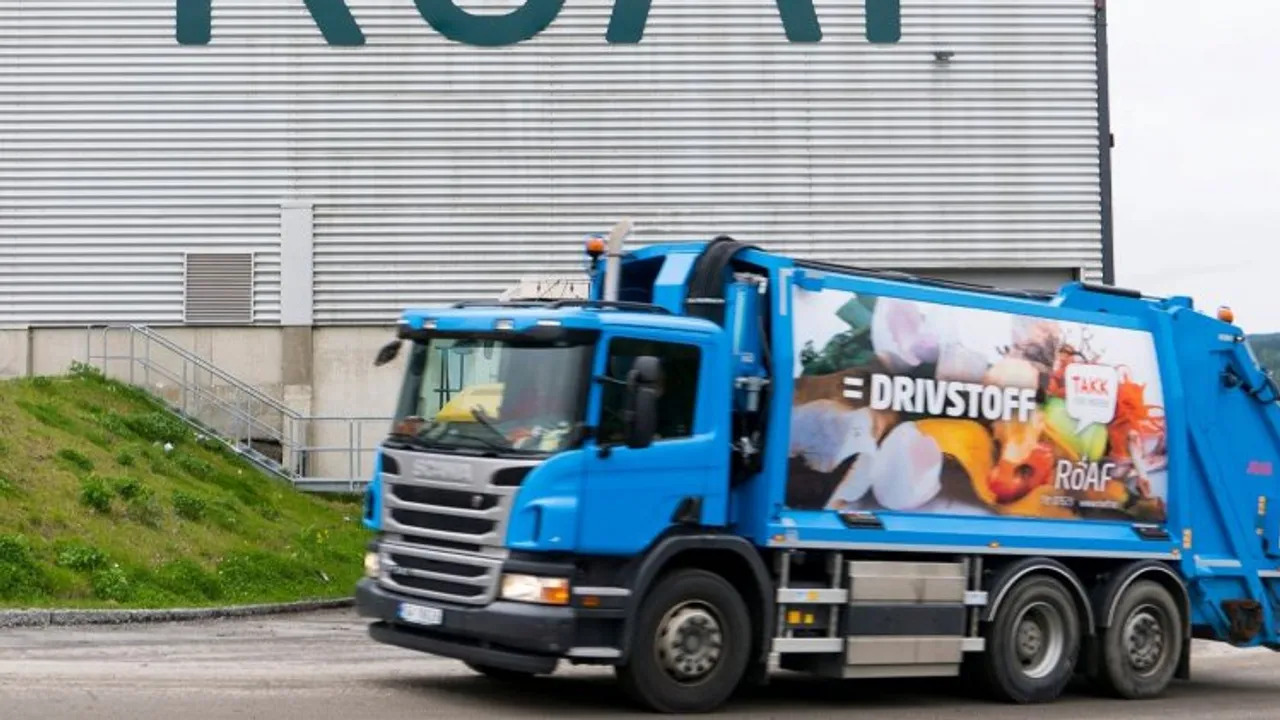 Bilde av renovasjonsbil fra ROAF foran sorteringsanlegget på Bøler