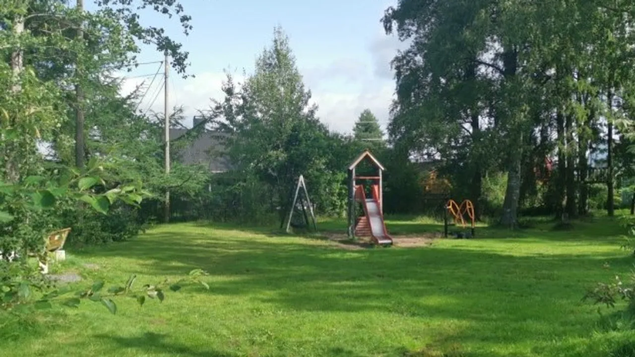 En park med lekeplass og lekestruktur.