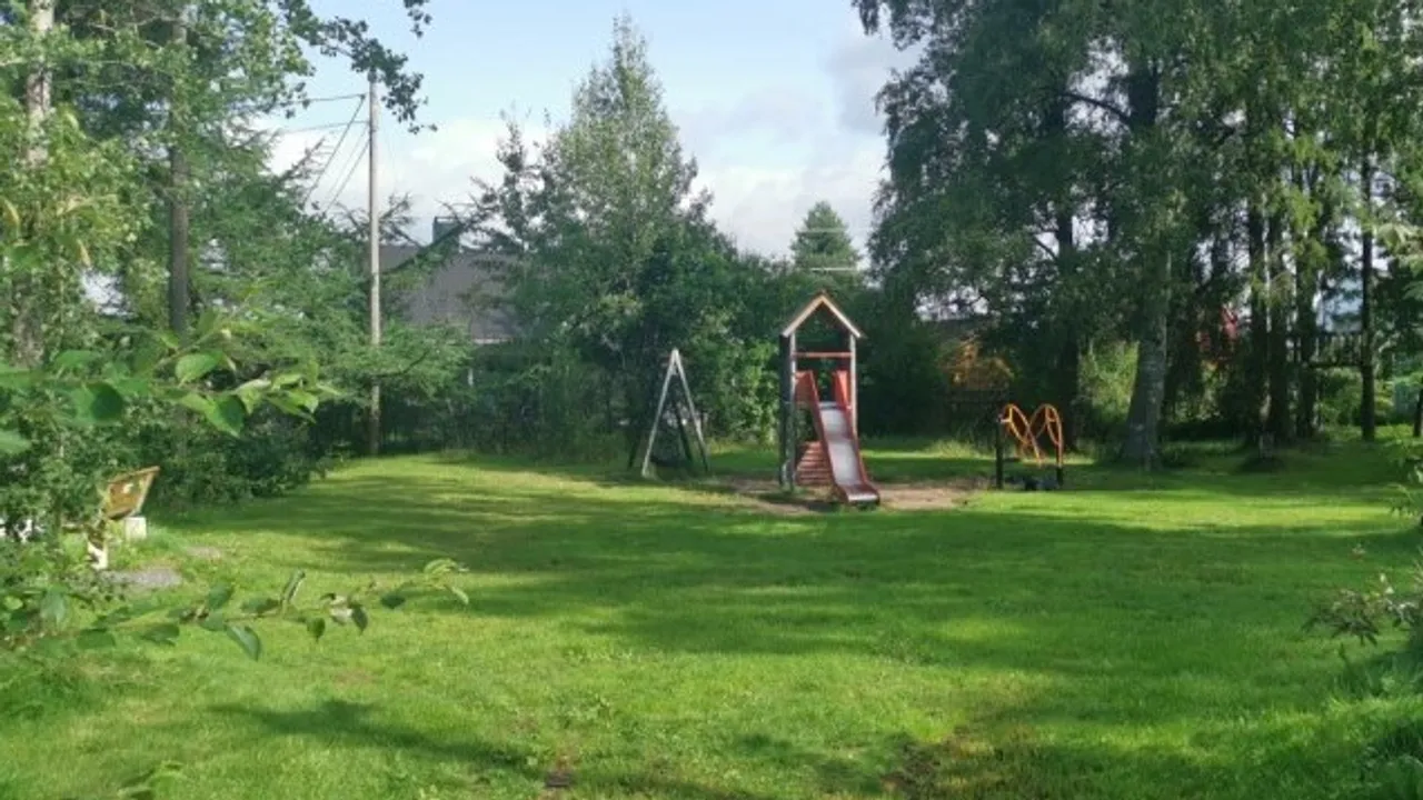 En park med lekeplass og lekestruktur.