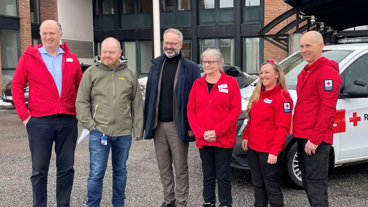 Ordfører Jørgen Vik og medlemmer fra Røde kors står foran Lillestrøm rådhus