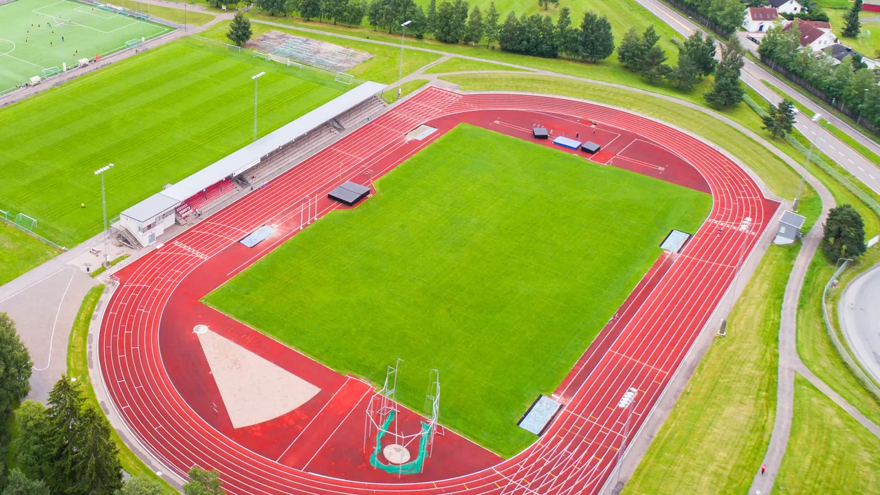 En friidrettsstadion sett ovenfra.