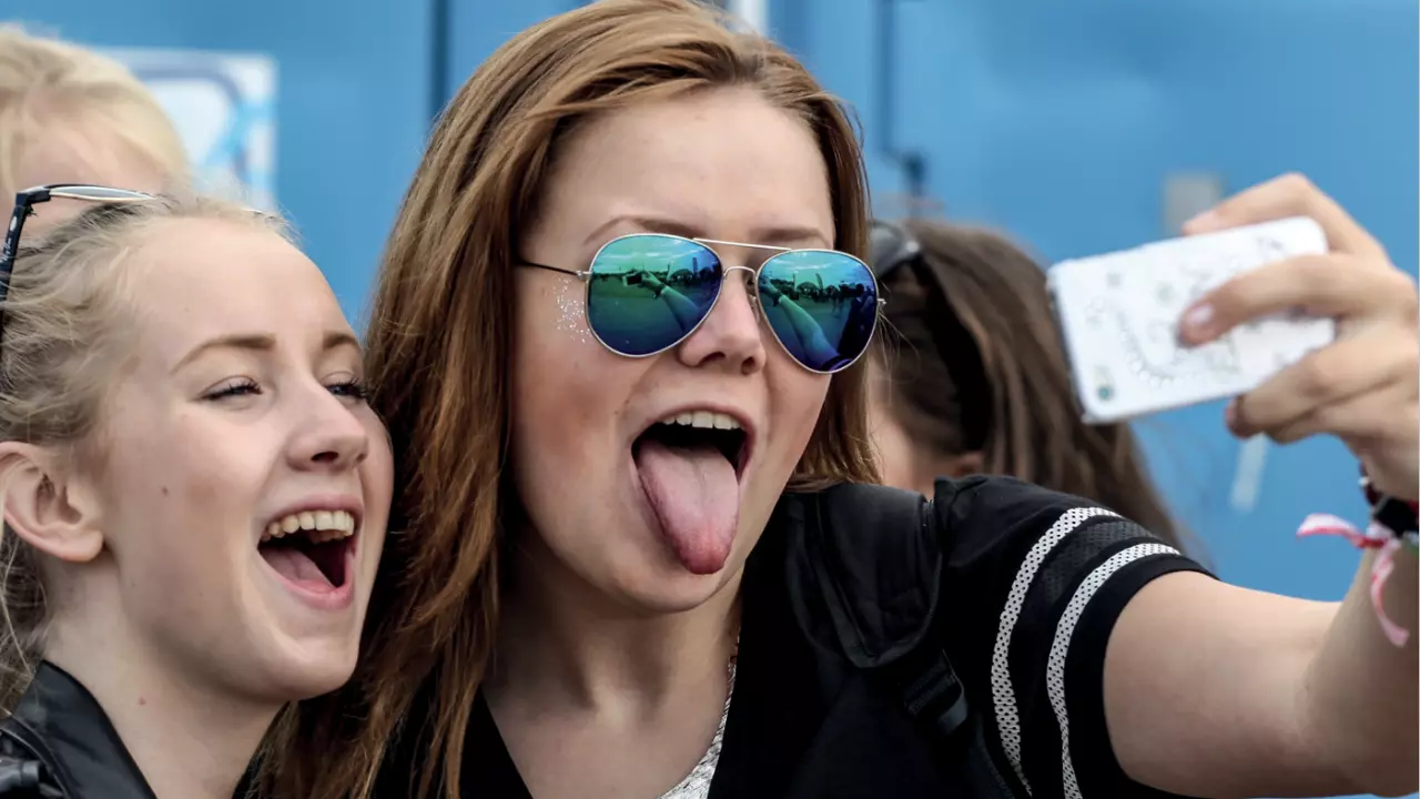 ungdommer som tar selfie
