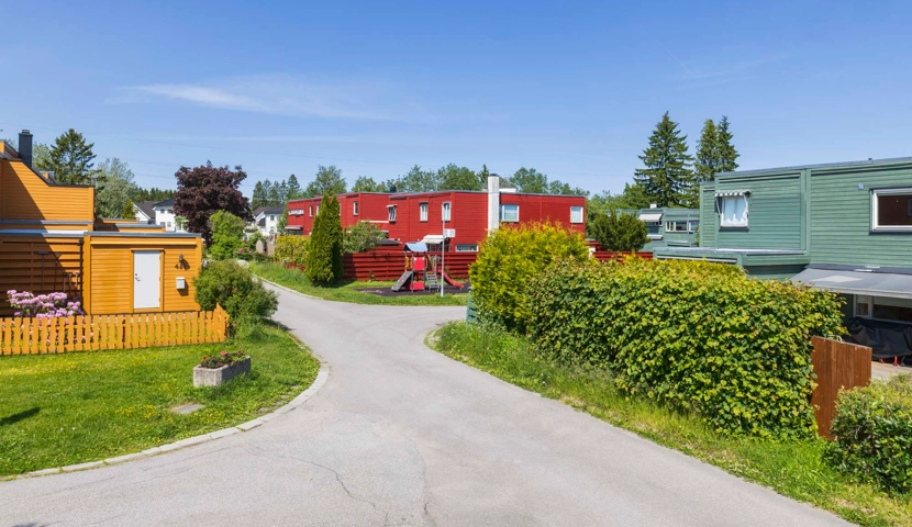 En vei som er bebygd med noen hus.