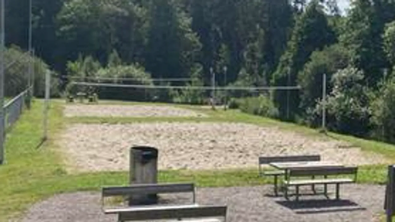 Benker og grill ved siden av en fotballbane.