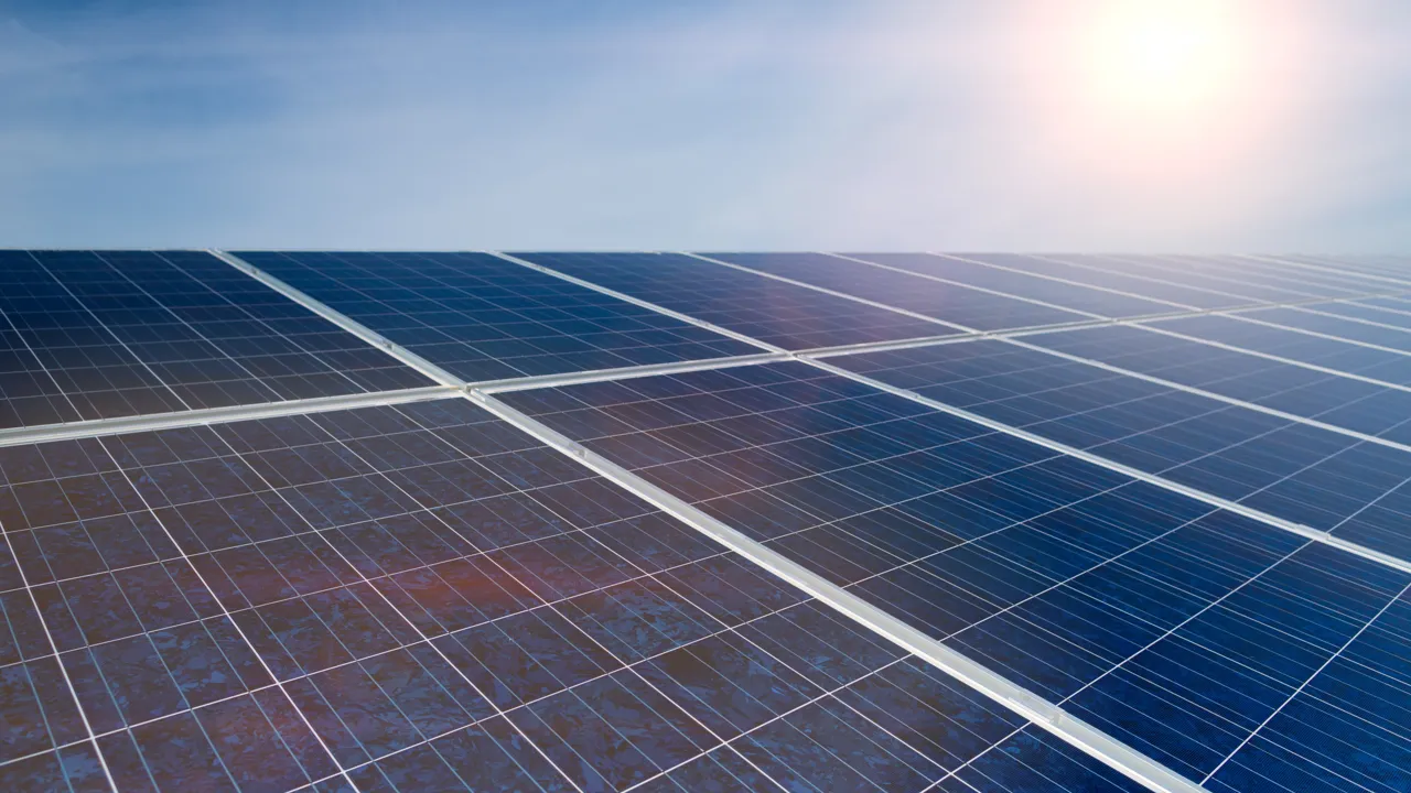 Et solcellepanel med solskinn på.