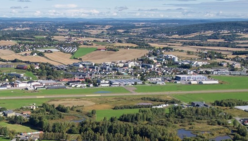 Sommerlig flybilde over Kjeller