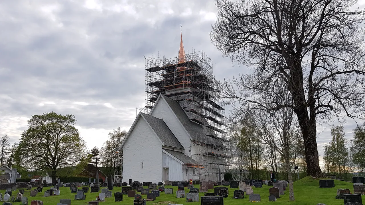 En kirke med et stillas på toppen.