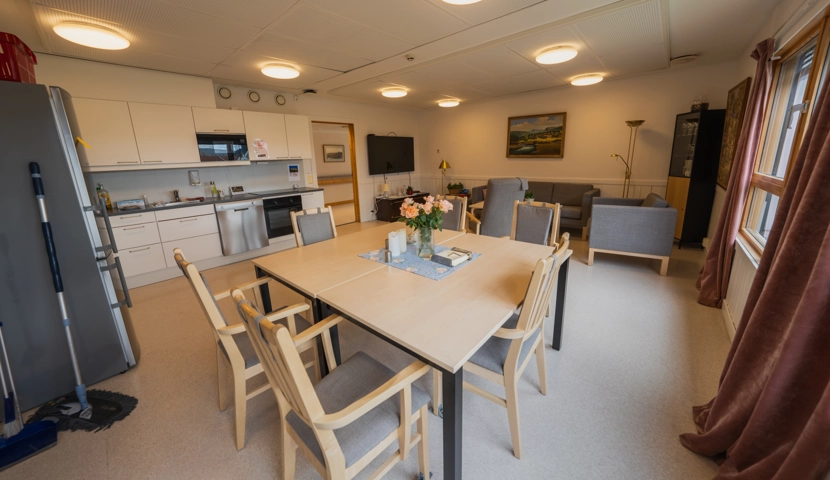 Kjøkken, spisestue og sofagruppe.