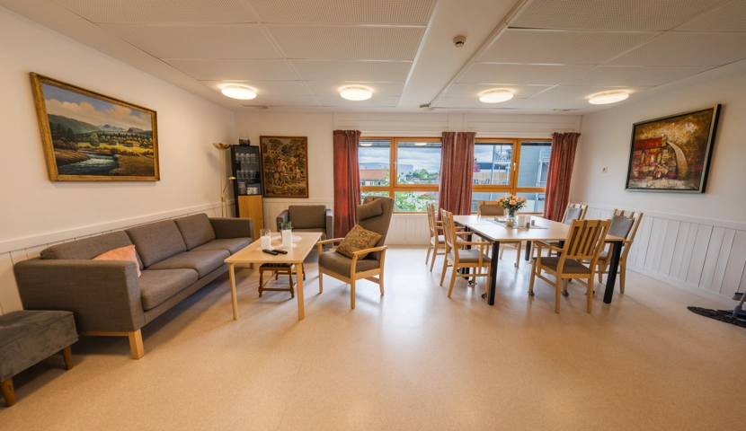 En stue fylt med møbler og spisebord.