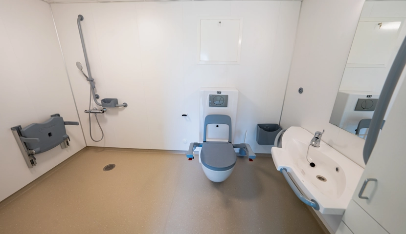 Et bad med toalett, dusj og vask.