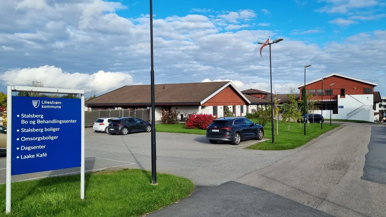 Et bygg med parkeringsplass utenfor