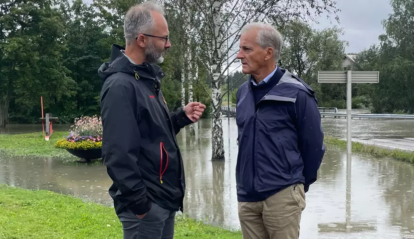 Statsminister Jonas Gahr Støre og samferdselminister Jon-Ivar Nygård besøkte Leirsund og Olavsgaard for å se hvordan uværet 