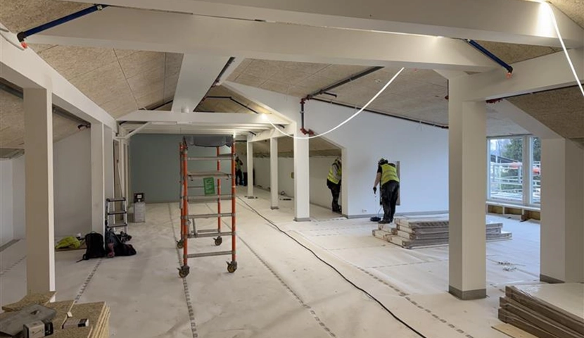 En mann som står i et rom under konstruksjon.