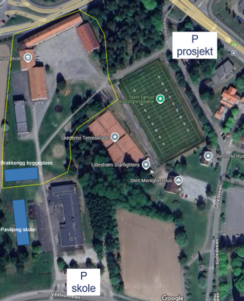 Et luftfoto av en fotballbane, en skole og en parkeringsplass.