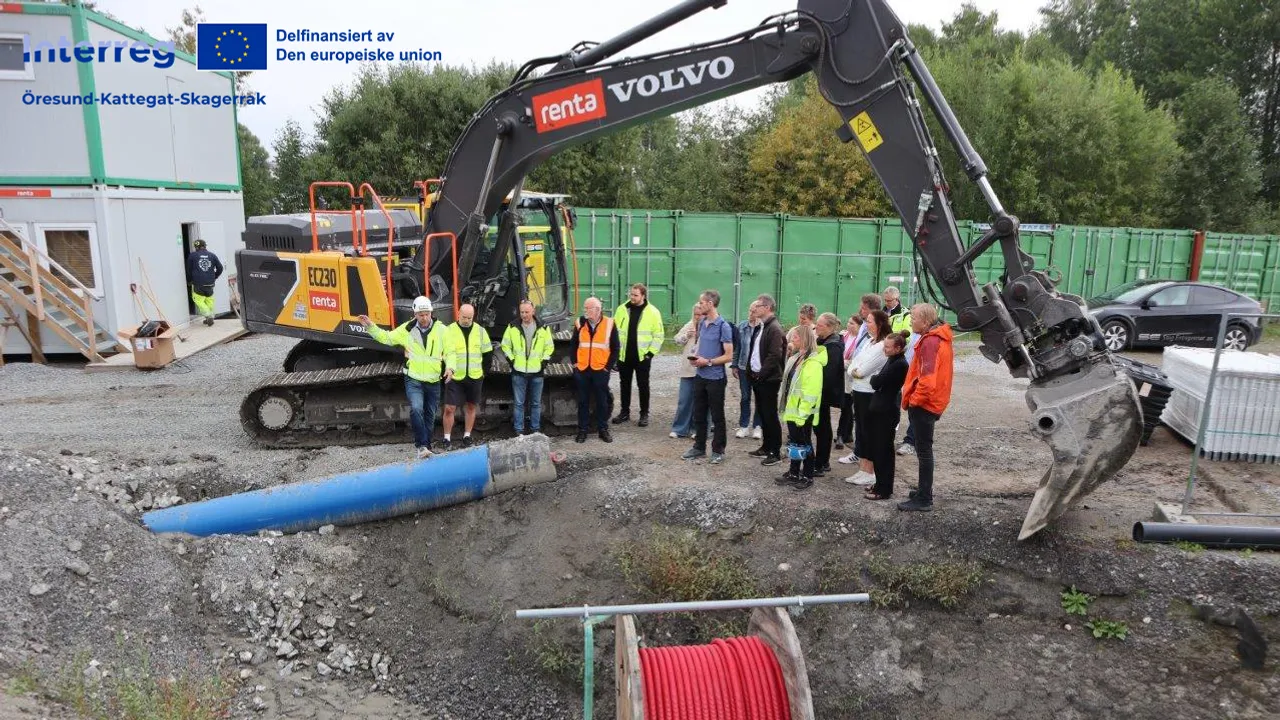 En gruppe mennesker som står rundt en byggeplass.