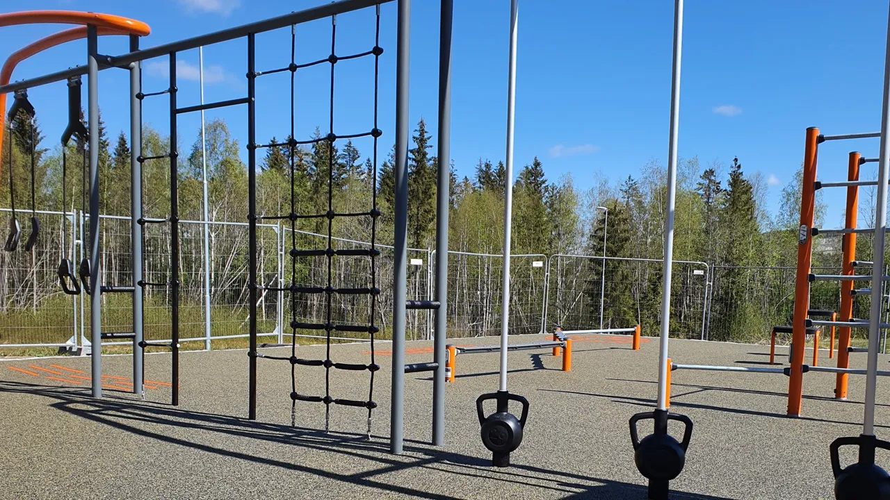 En treningsplass med ulike klatrestativ.