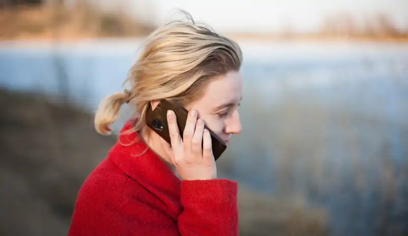 Kvinne som snakker i telefon