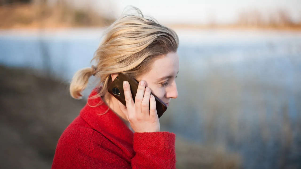 Kvinne som snakker i telefon