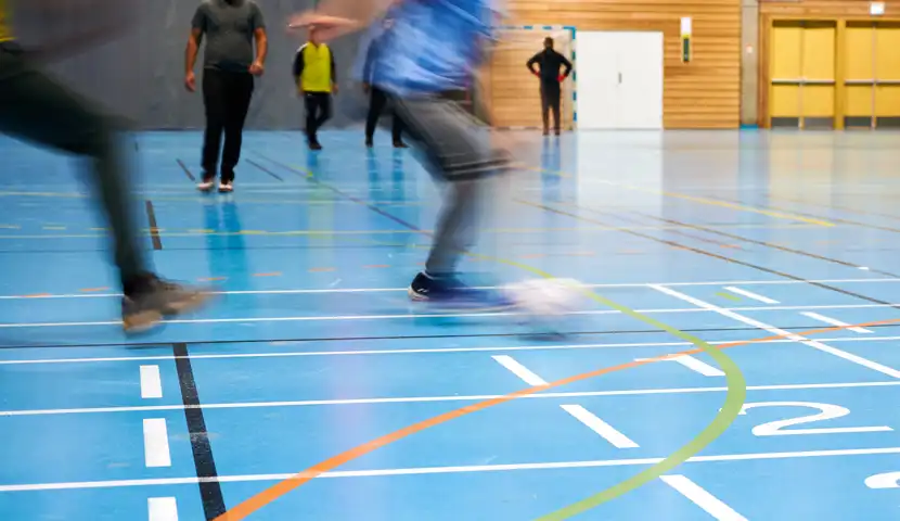 Temabilde idrettshall og idrettBarn i aktivitet i idrettshall
