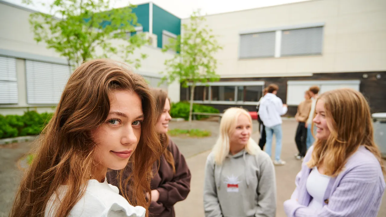 Ung jente i skolegård