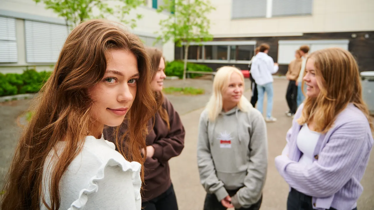 Ung jente i skolegård