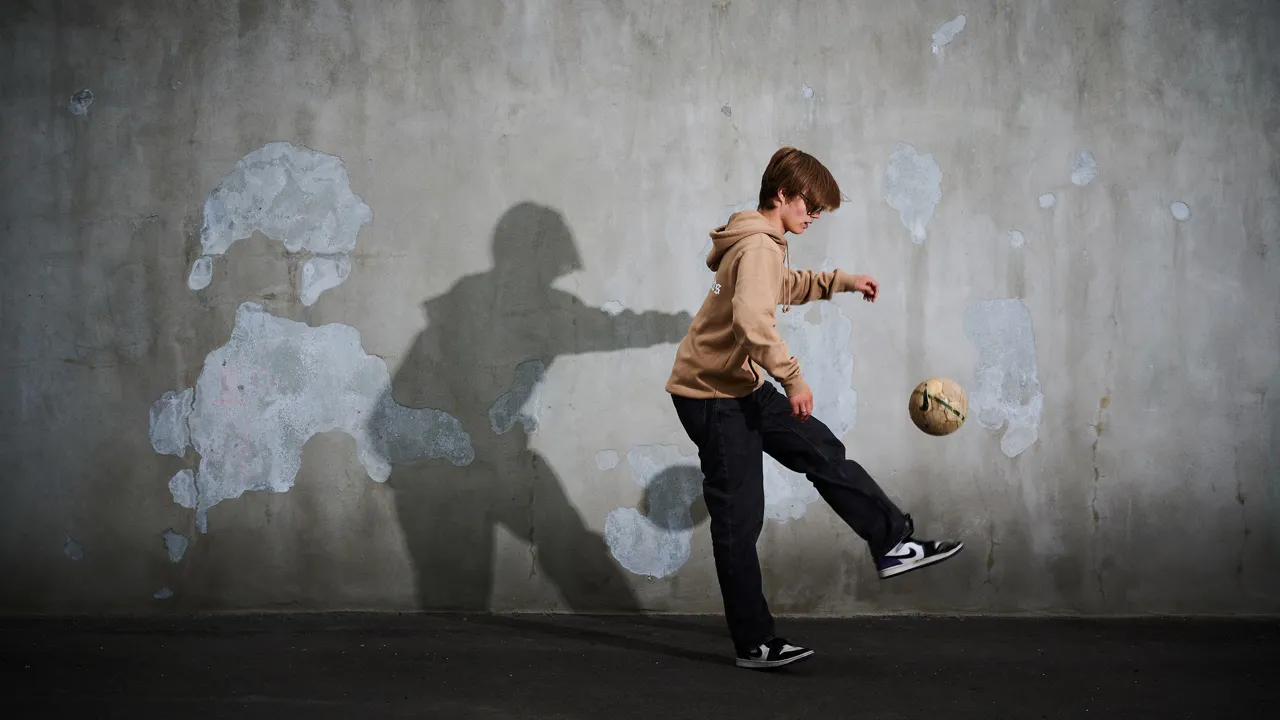 Ung gutt sparker fotball