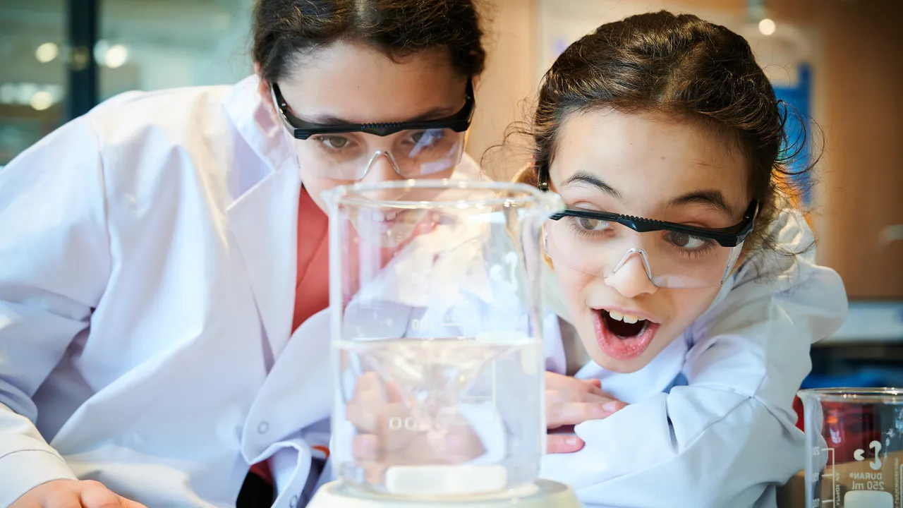 Et par barn som er i et laboratorium.