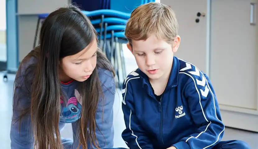 Barn utfører eksperiment