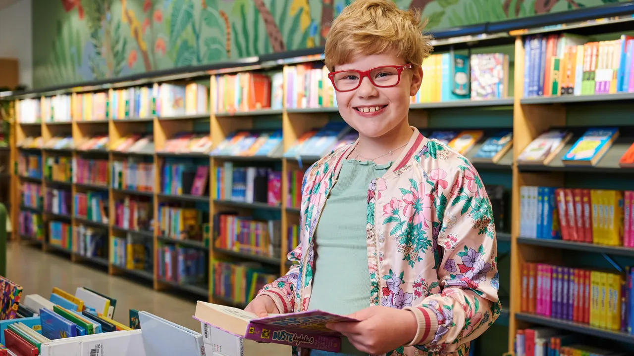 Barn finner lesestoff på biblioteket