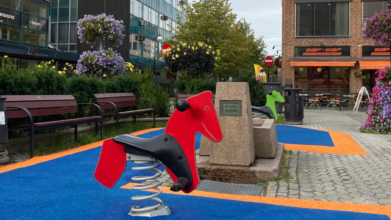 En skulptur av en hest på blå bunn.