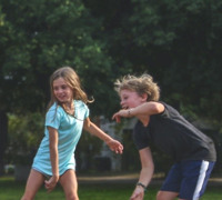 Fire barn leker med en ball
