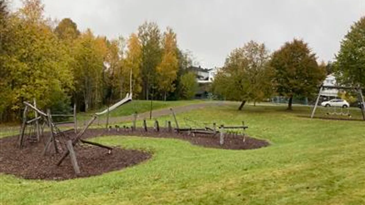 En park med lekeplass og et lekeområde.